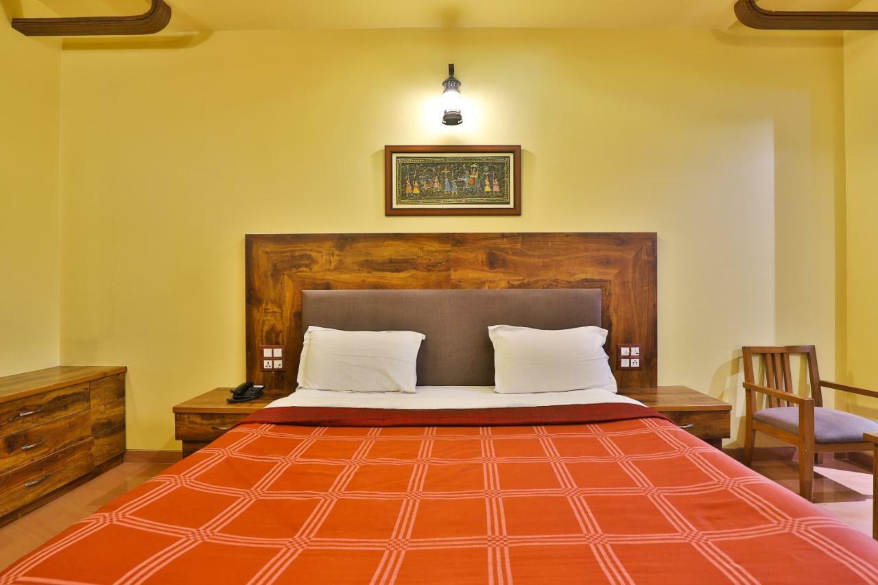 Palette - Hotel Ocean Inn Daman Buitenkant foto