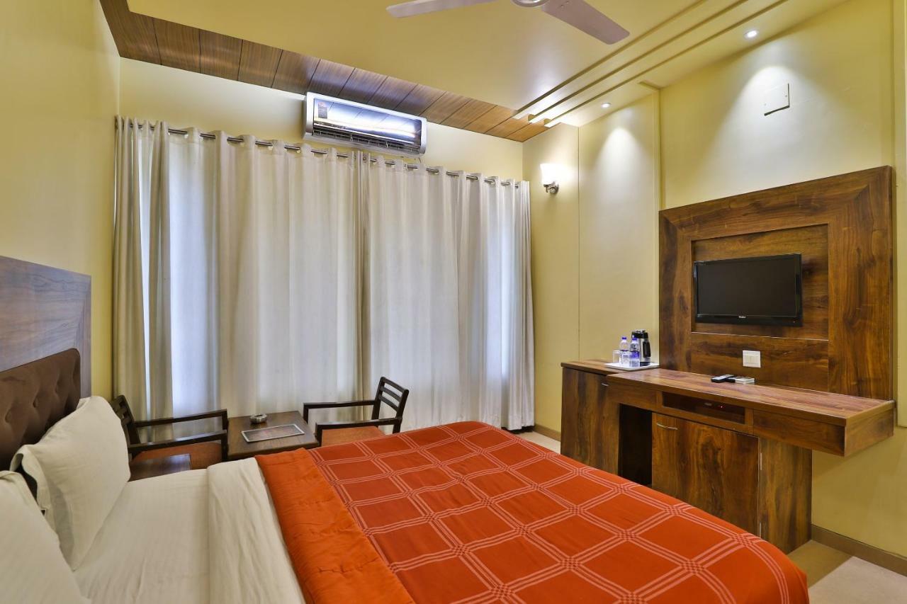 Palette - Hotel Ocean Inn Daman Buitenkant foto