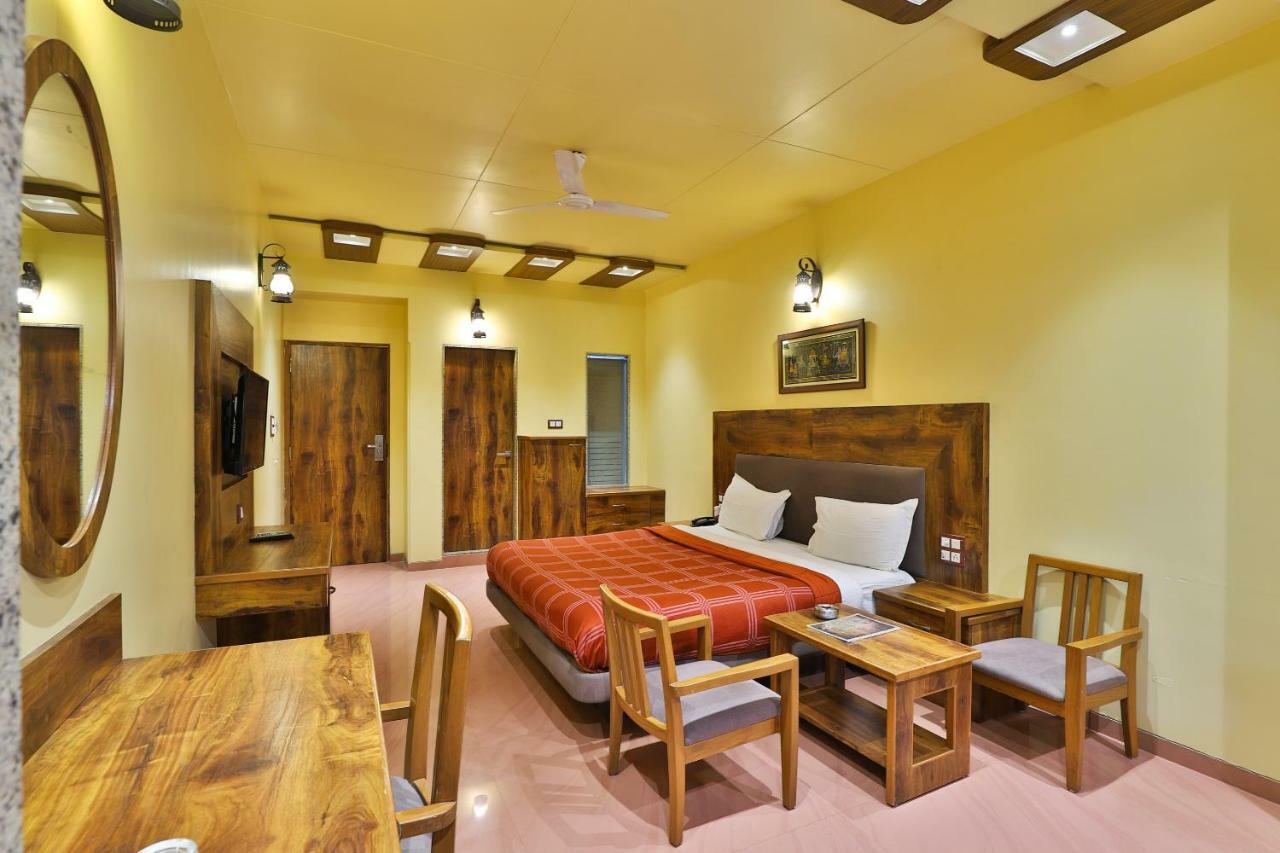 Palette - Hotel Ocean Inn Daman Buitenkant foto