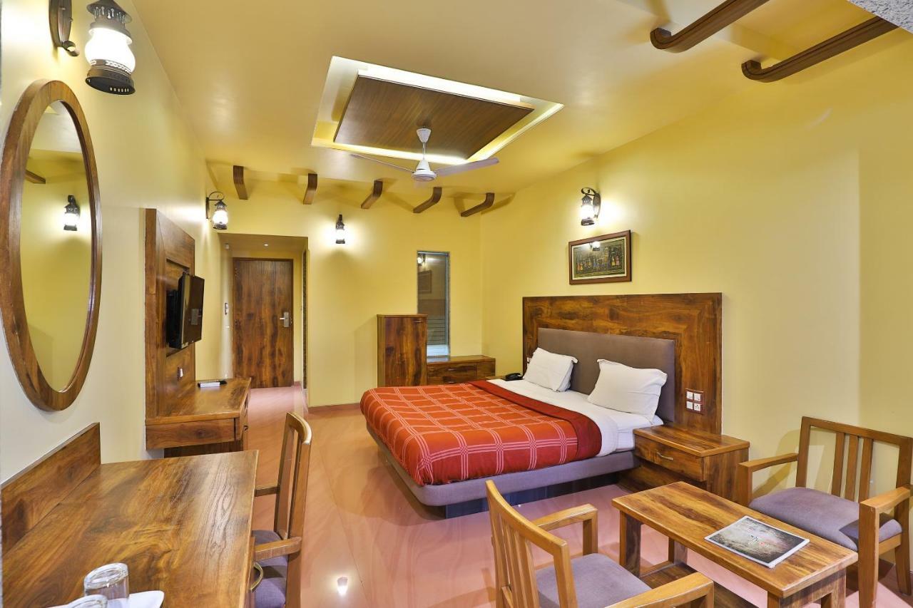 Palette - Hotel Ocean Inn Daman Buitenkant foto