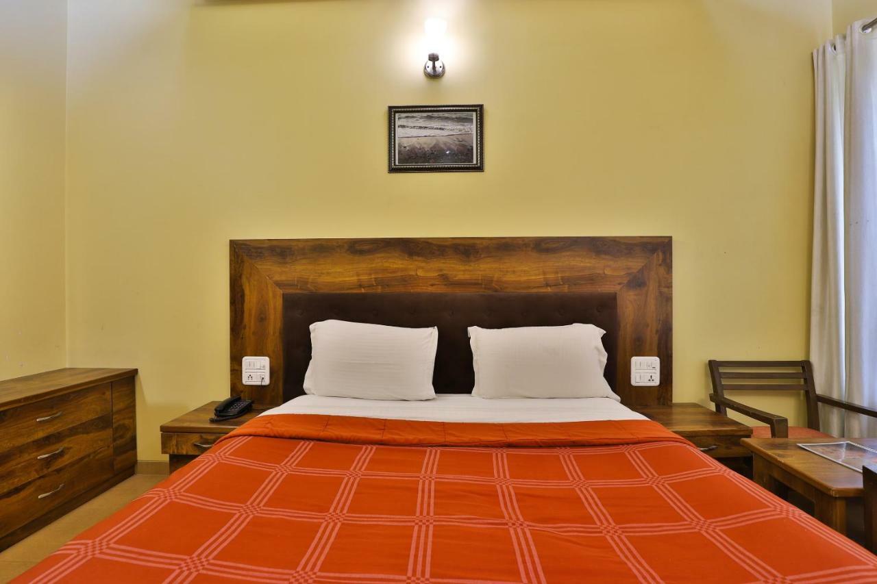 Palette - Hotel Ocean Inn Daman Buitenkant foto