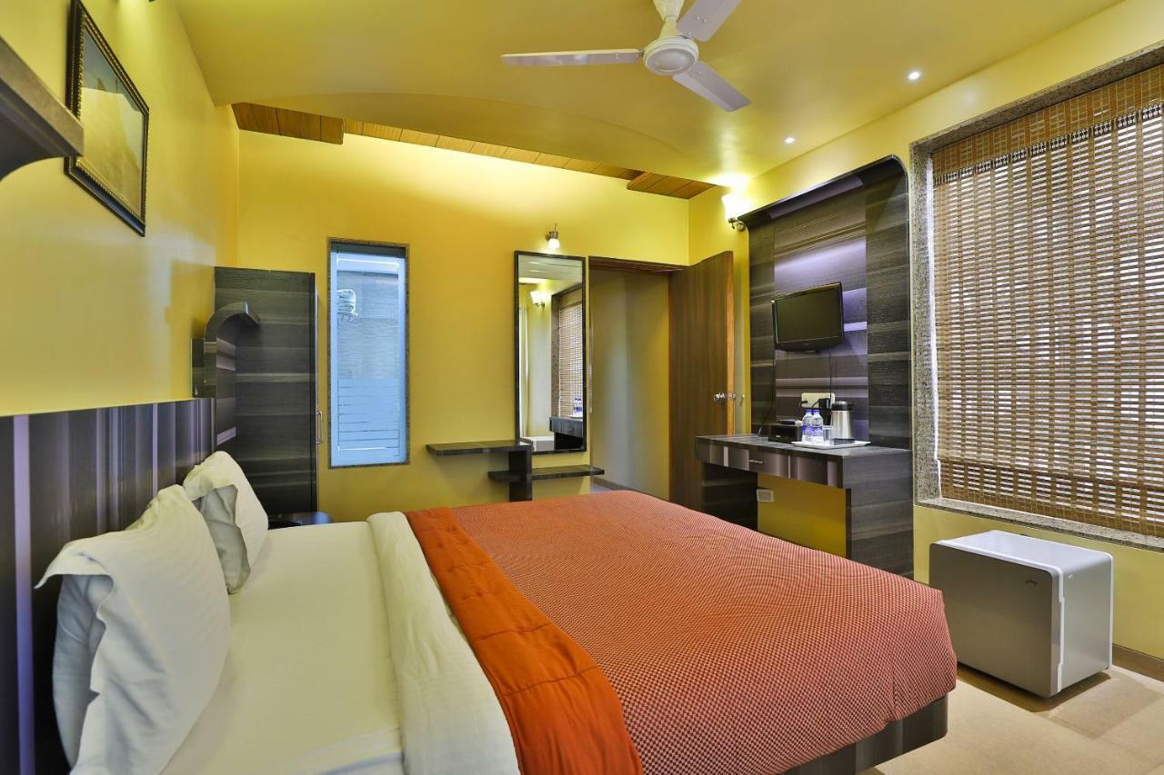 Palette - Hotel Ocean Inn Daman Buitenkant foto