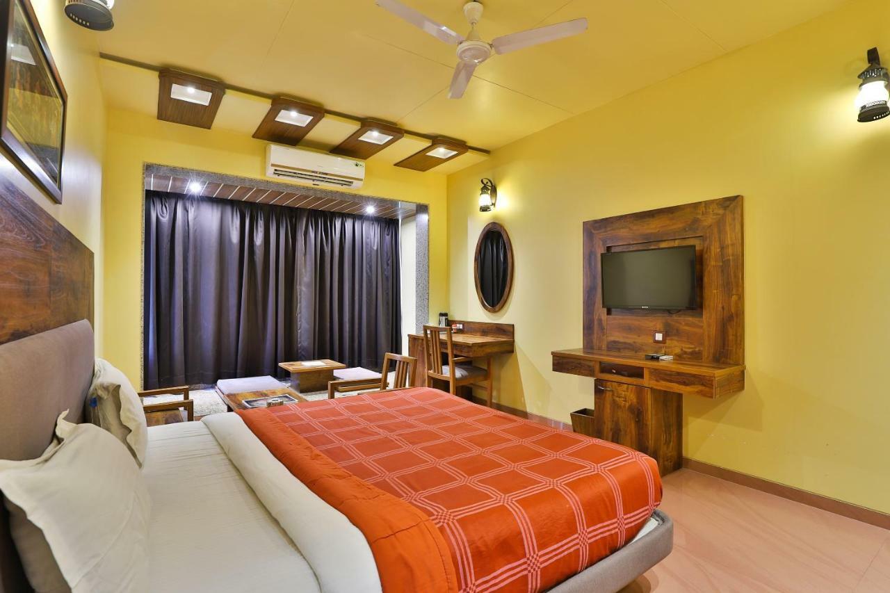 Palette - Hotel Ocean Inn Daman Buitenkant foto
