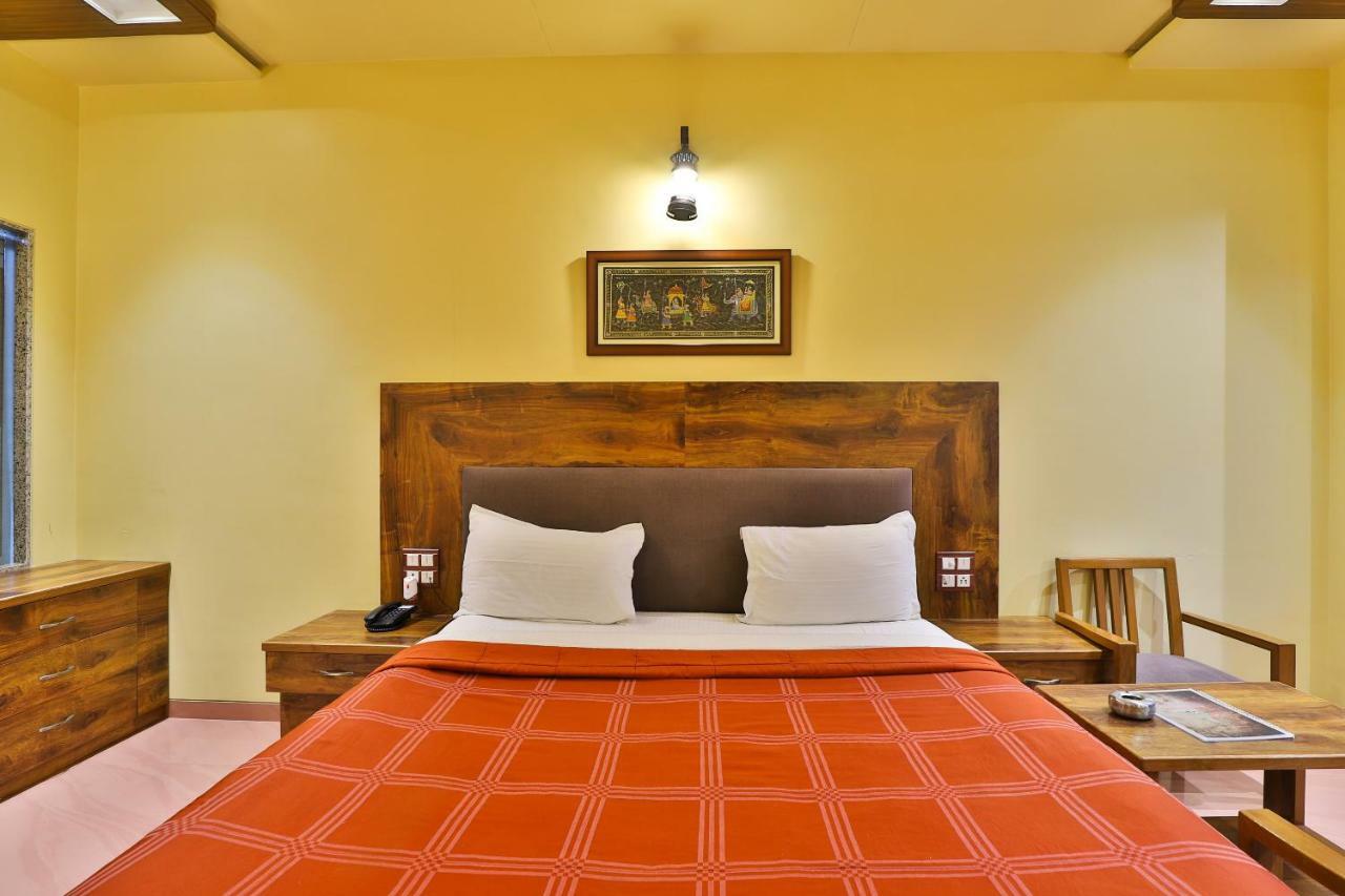 Palette - Hotel Ocean Inn Daman Buitenkant foto