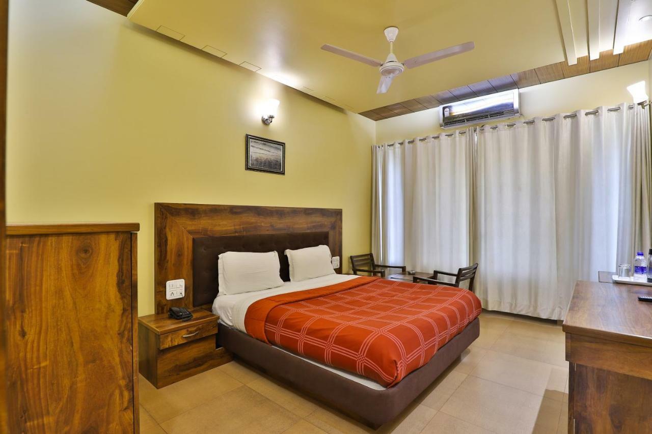 Palette - Hotel Ocean Inn Daman Buitenkant foto