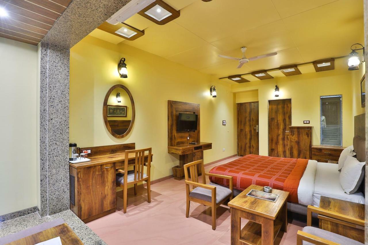 Palette - Hotel Ocean Inn Daman Buitenkant foto